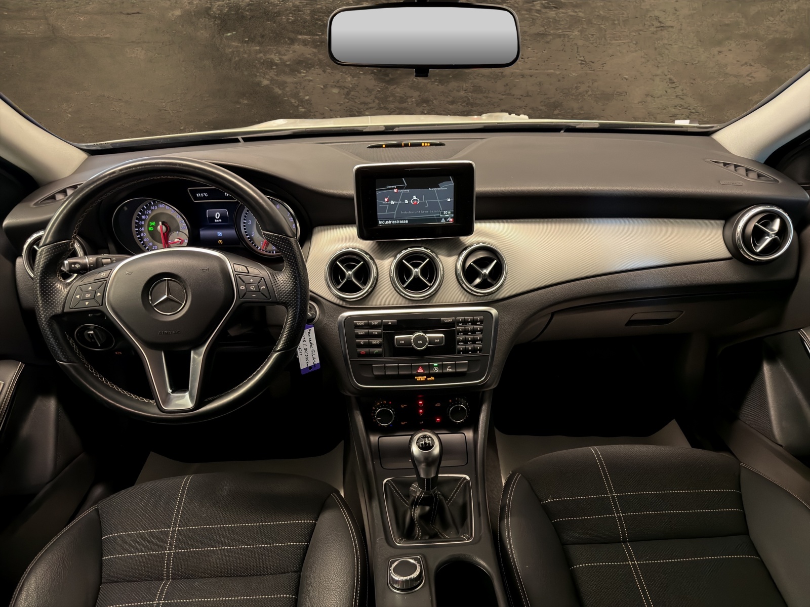 MERCEDES-BENZ GLA 200 Urban-showroom-element-3