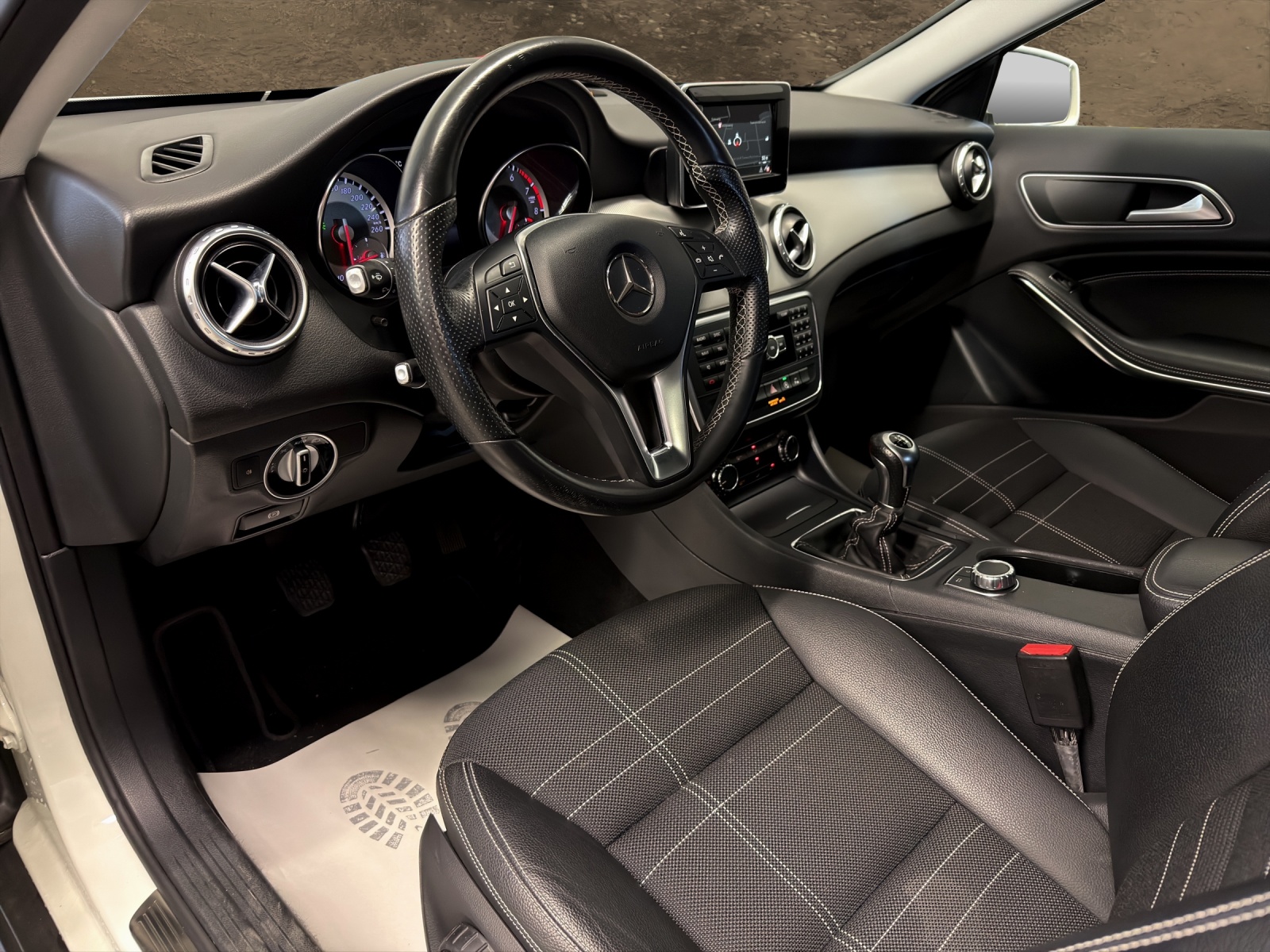 MERCEDES-BENZ GLA 200 Urban-image-7