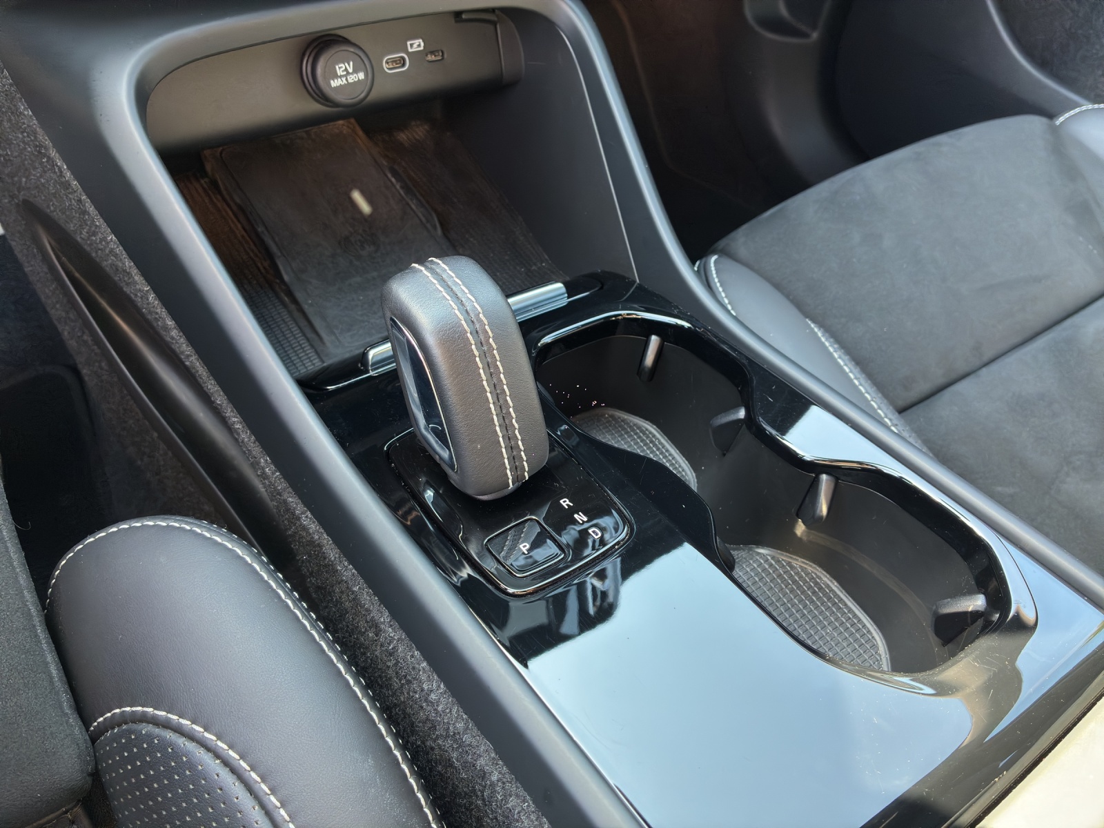 VOLVO XC40 P8 Twin R-Design AWD-image-17