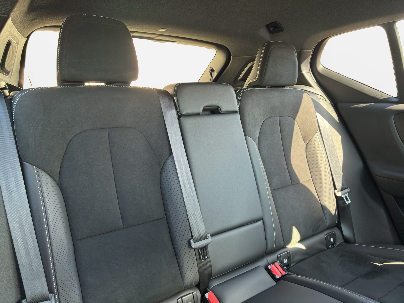 VOLVO XC40 P8 Twin R-Design AWD-image-19