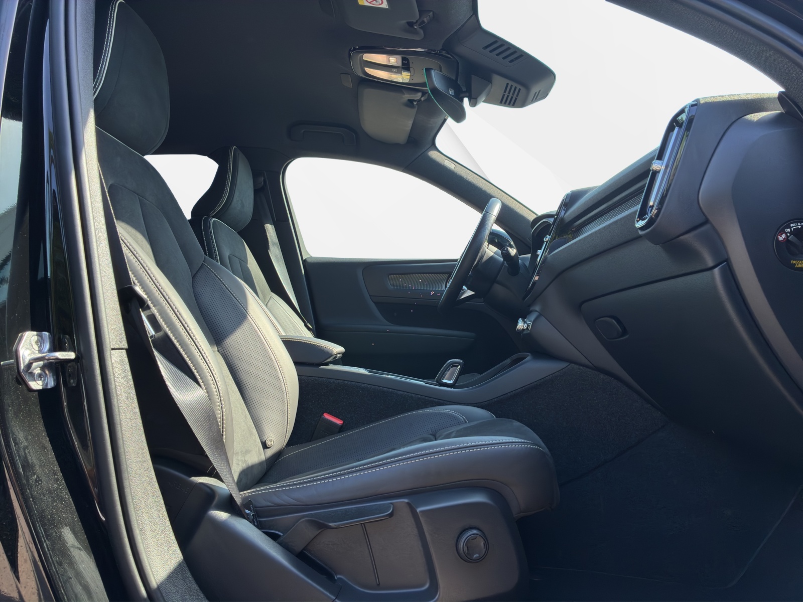 VOLVO XC40 P8 Twin R-Design AWD-image-18