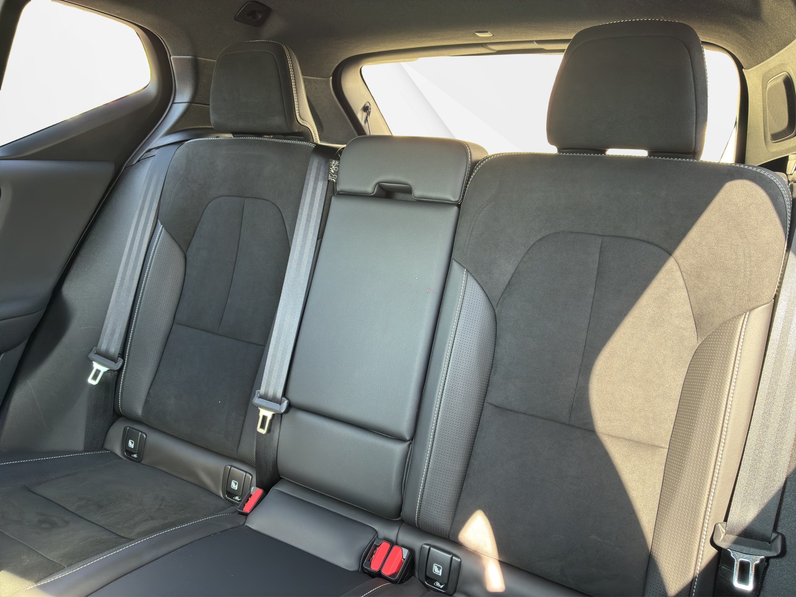 VOLVO XC40 P8 Twin R-Design AWD-image-13