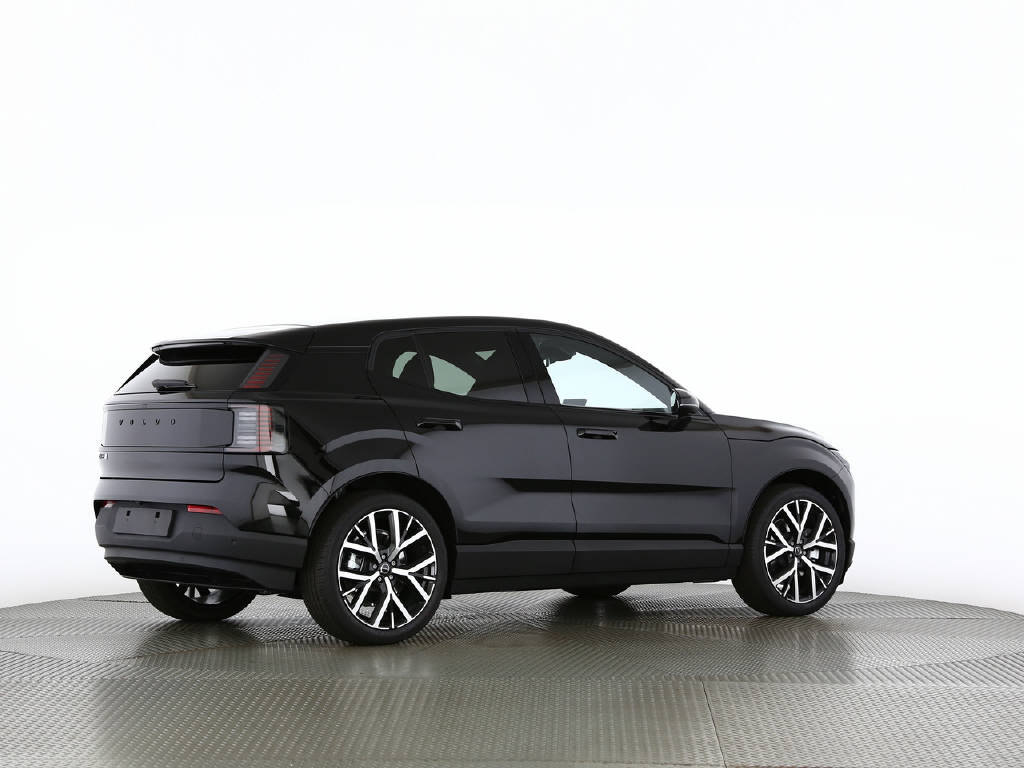 VOLVO EX 30 P5 Plus Swiss Black Edition Extended Range-image-9