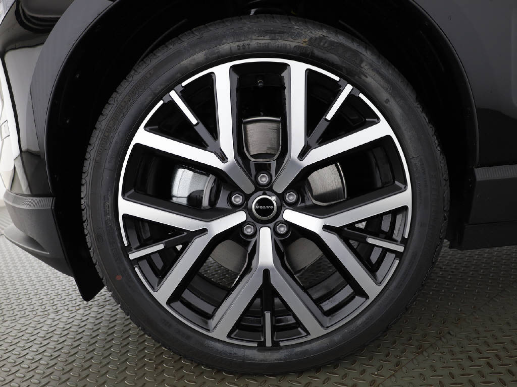 VOLVO EX 30 P5 Plus Swiss Black Edition Extended Range-image-22