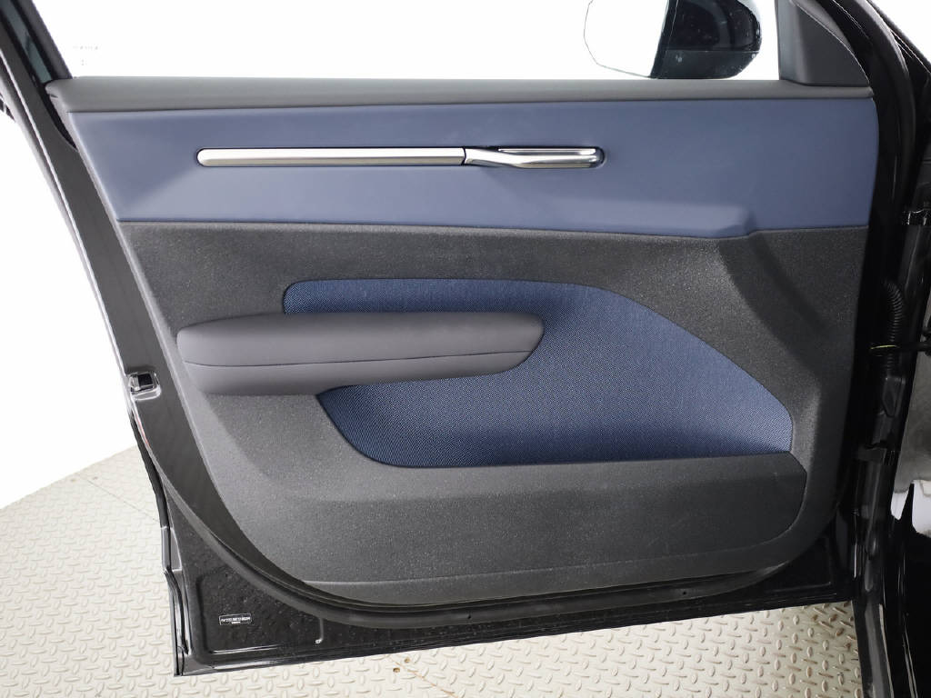 VOLVO EX 30 P5 Plus Swiss Black Edition Extended Range-image-18