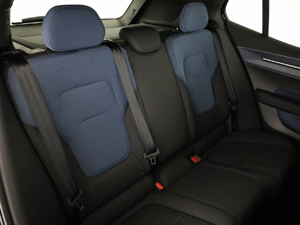 VOLVO EX 30 P5 Plus Swiss Black Edition Extended Range-image-16