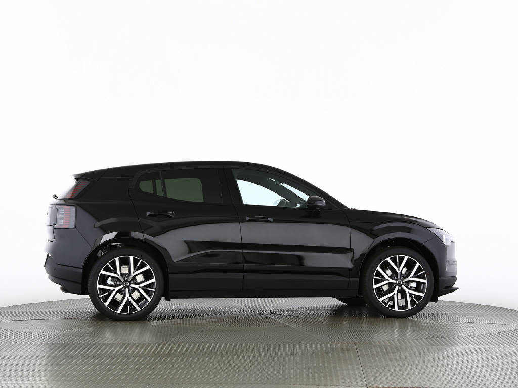 VOLVO EX 30 P5 Plus Swiss Black Edition Extended Range-image-10
