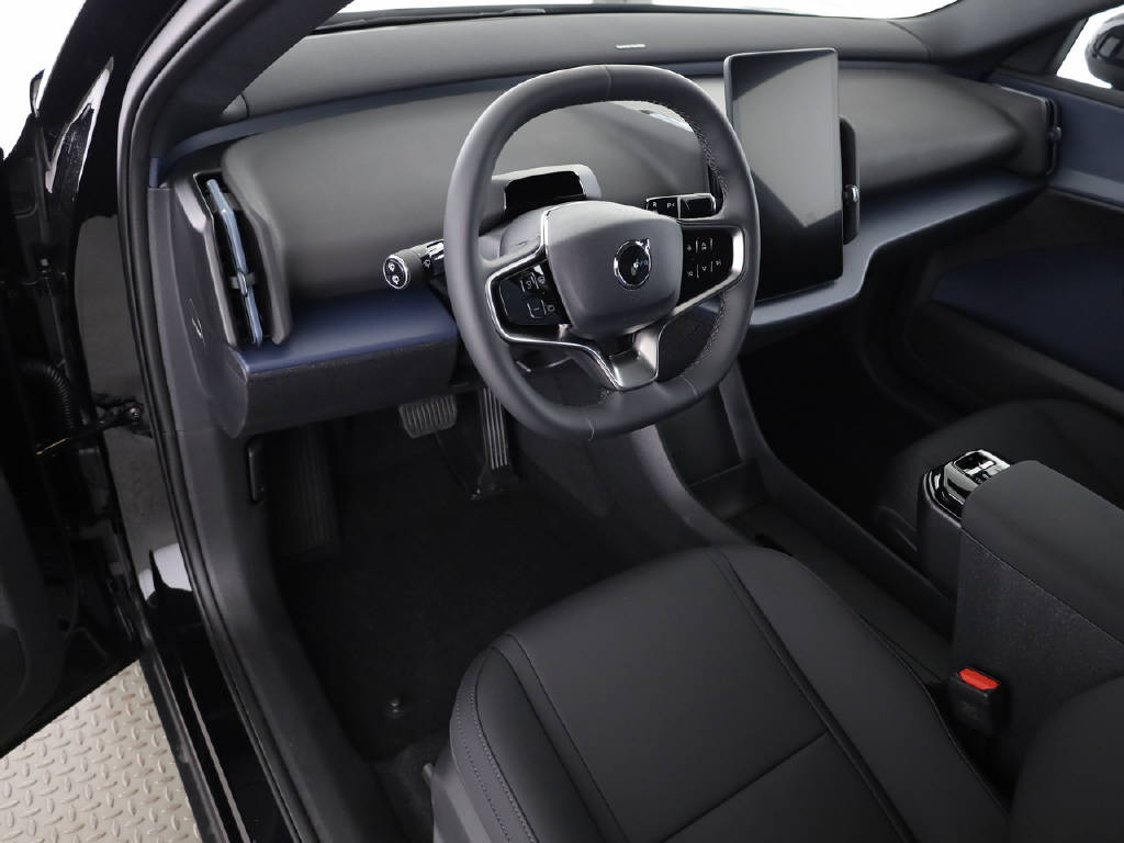 VOLVO EX 30 P5 Plus Swiss Black Edition Extended Range-image-17