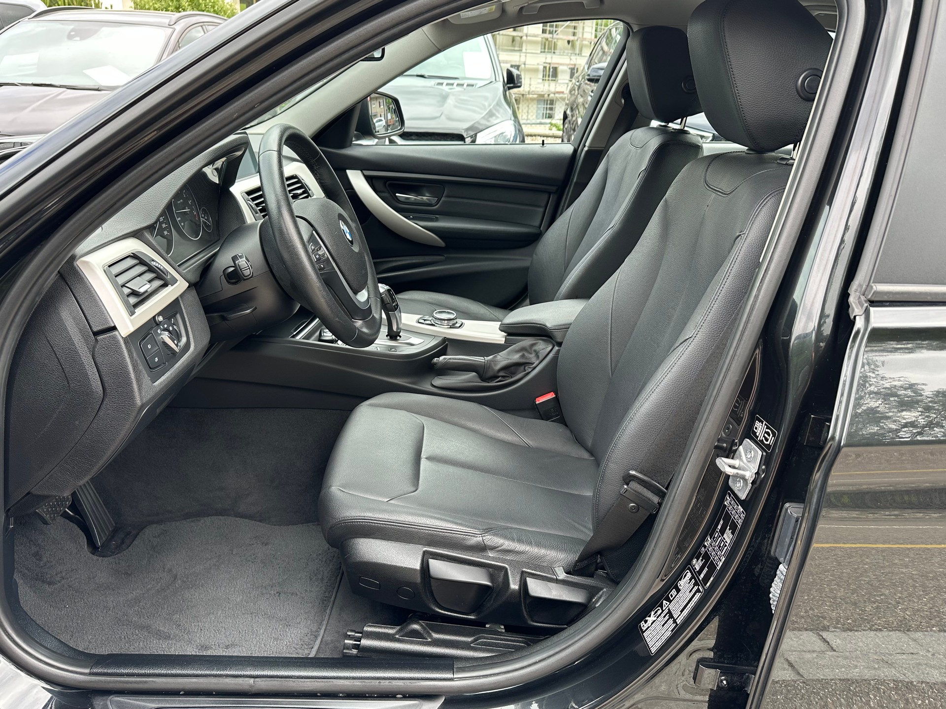 BMW 320i xDrive Steptronic-image-13