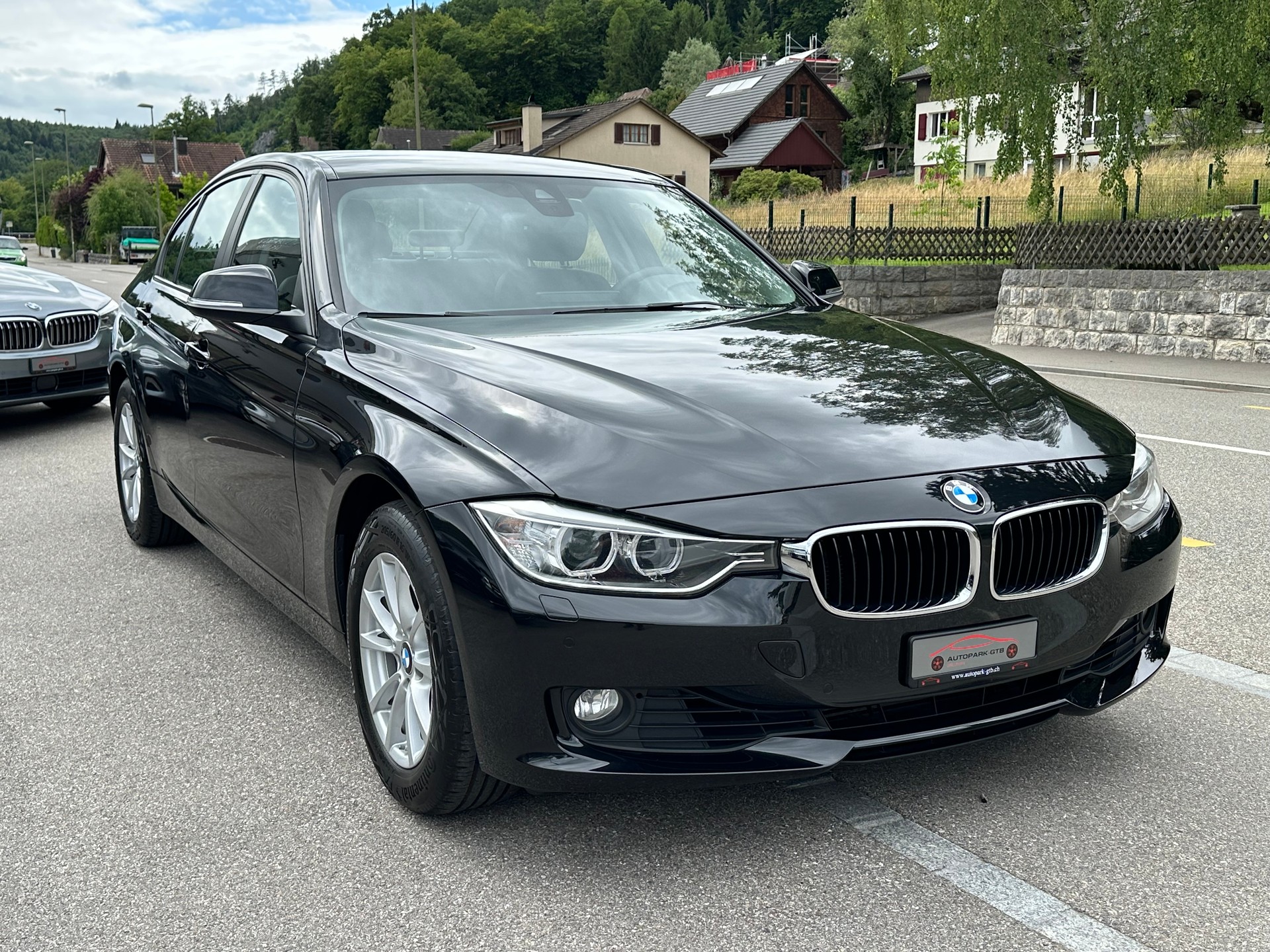 BMW 320i xDrive Steptronic-showroom-element-1
