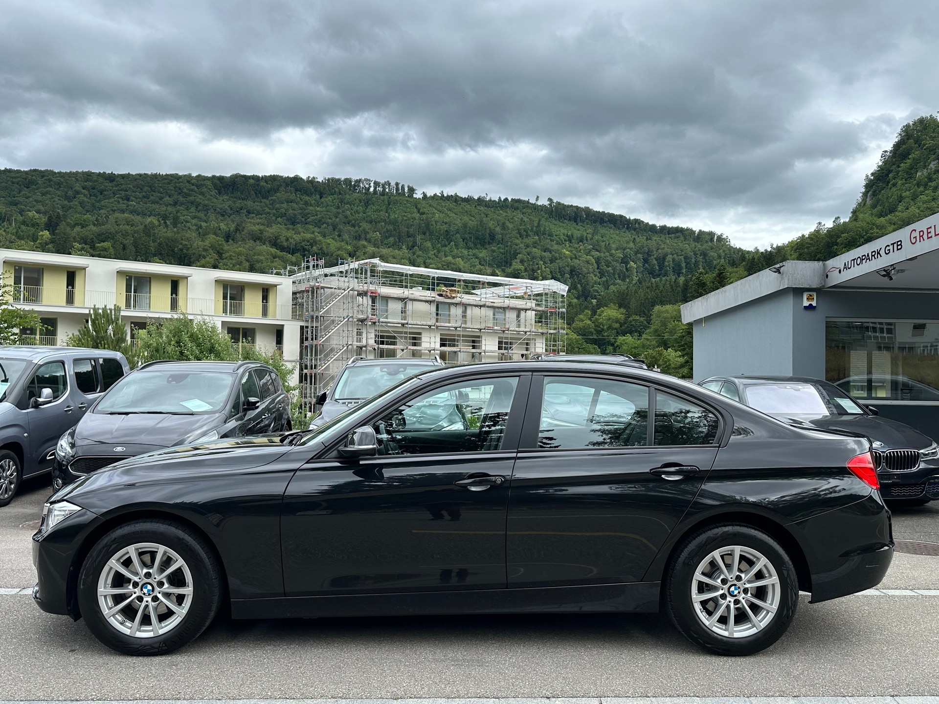 BMW 320i xDrive Steptronic-showroom-element-3