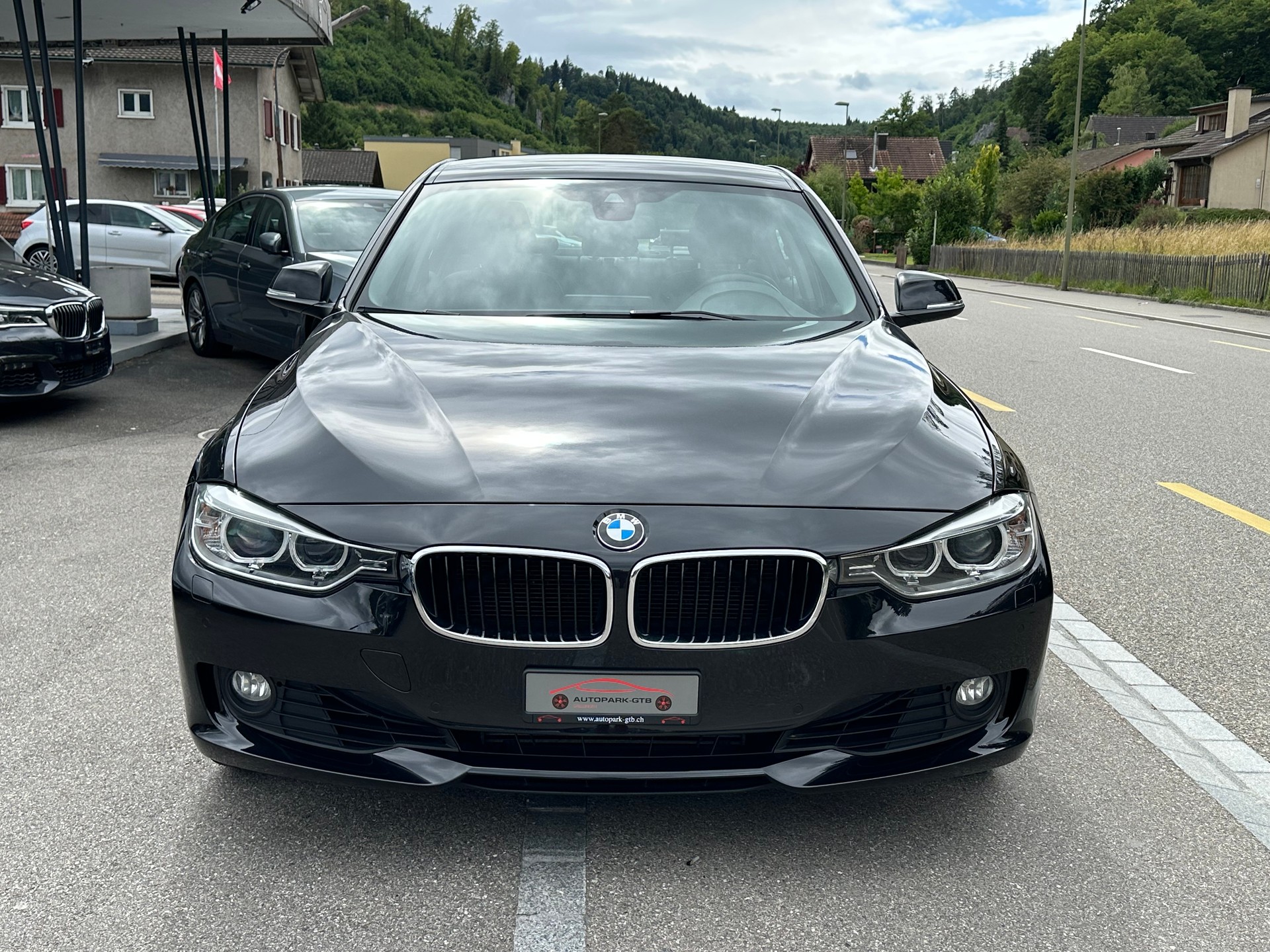 BMW 320i xDrive Steptronic-showroom-element-2
