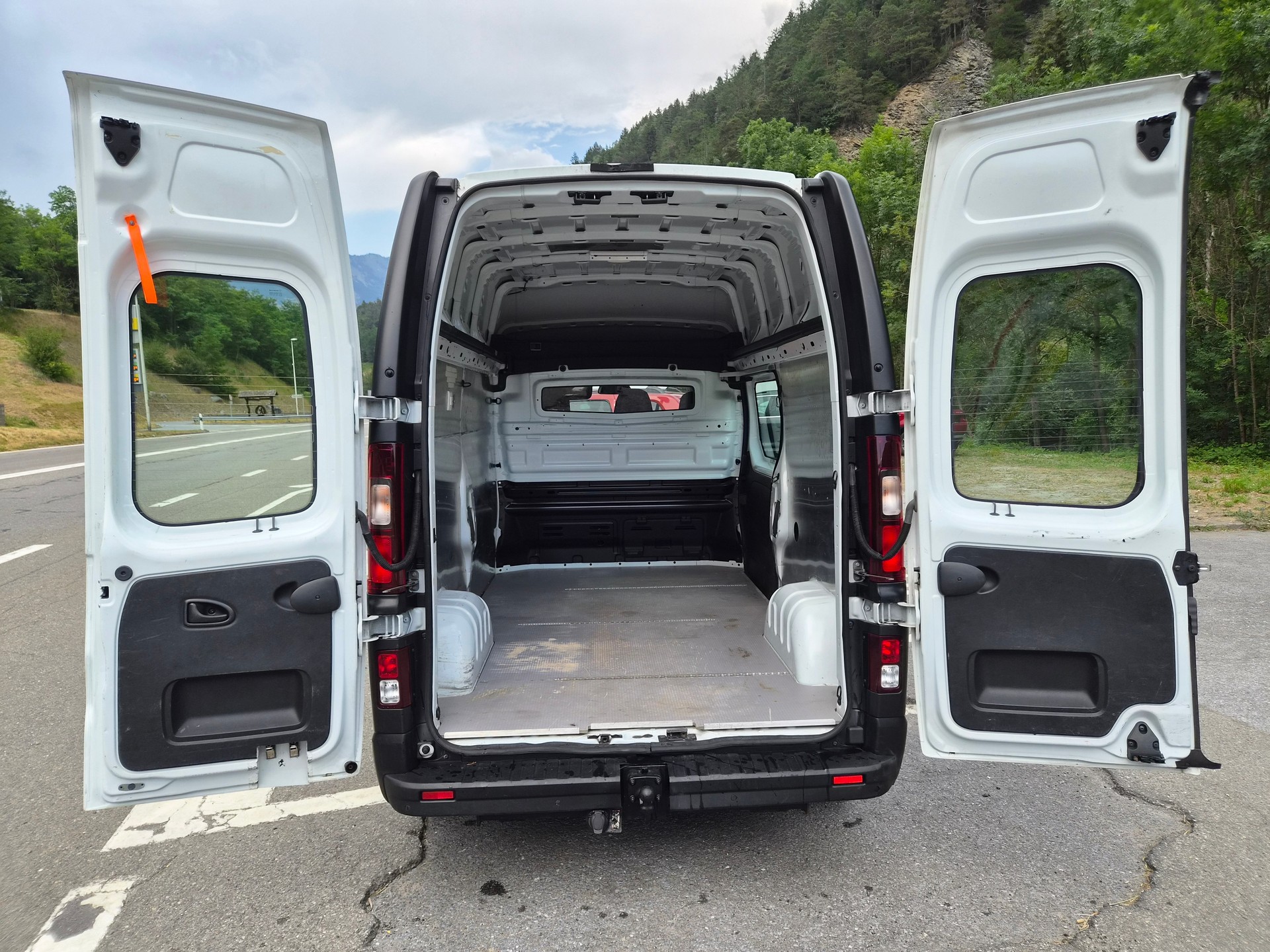 RENAULT Trafic 2.0 ENERGY dCi145 3.0t Business L2H2-image-5