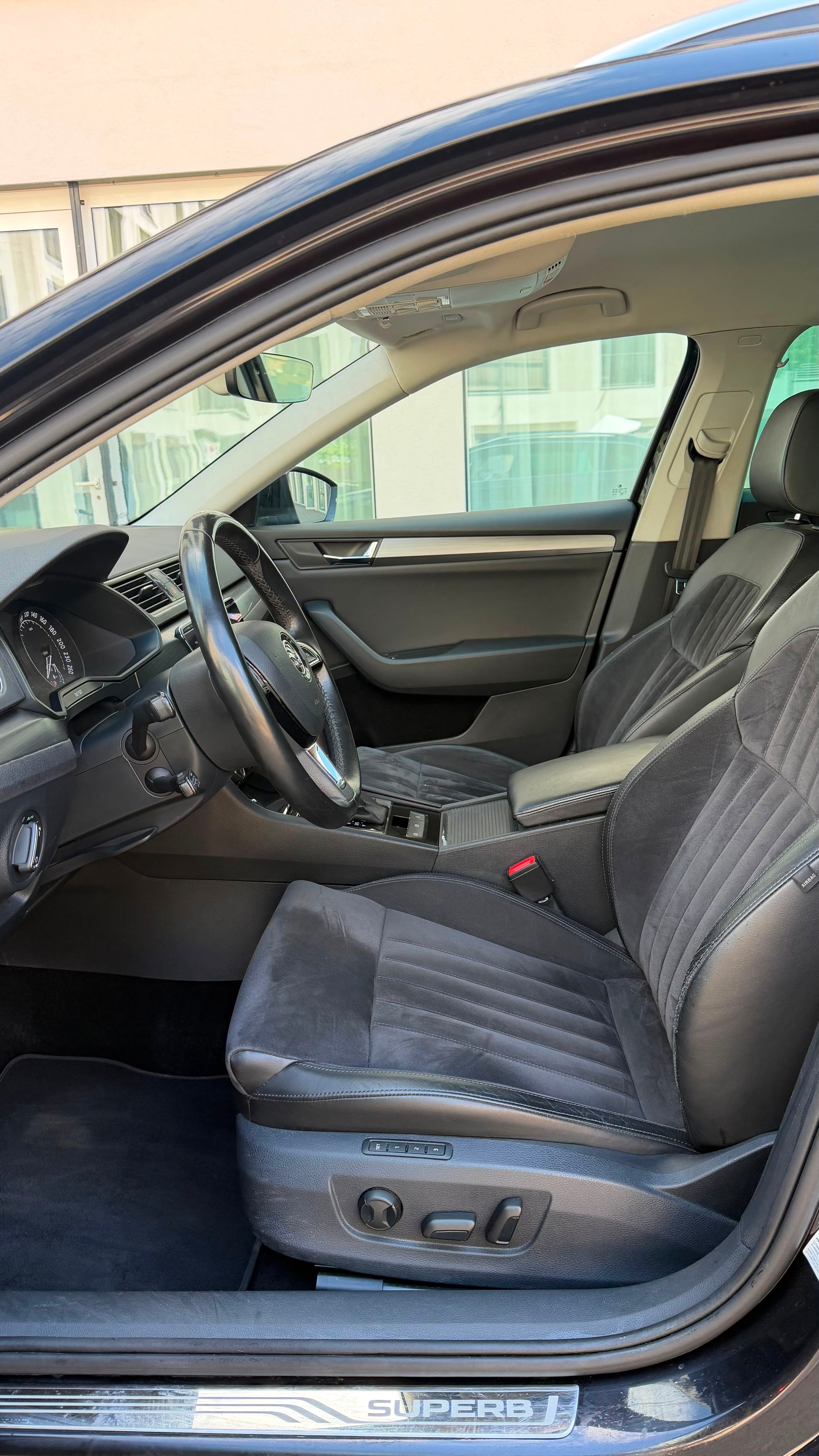SKODA Superb Combi 2.0 TDi Style 4x4 DSG-image-8