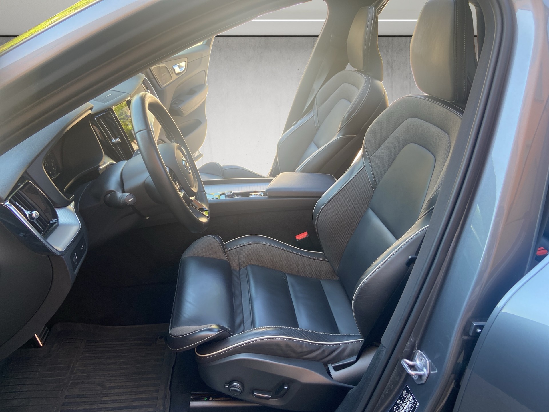 VOLVO XC60 B5 Benzin Mild Hybrid AWD R-Design Geartronic-image-10