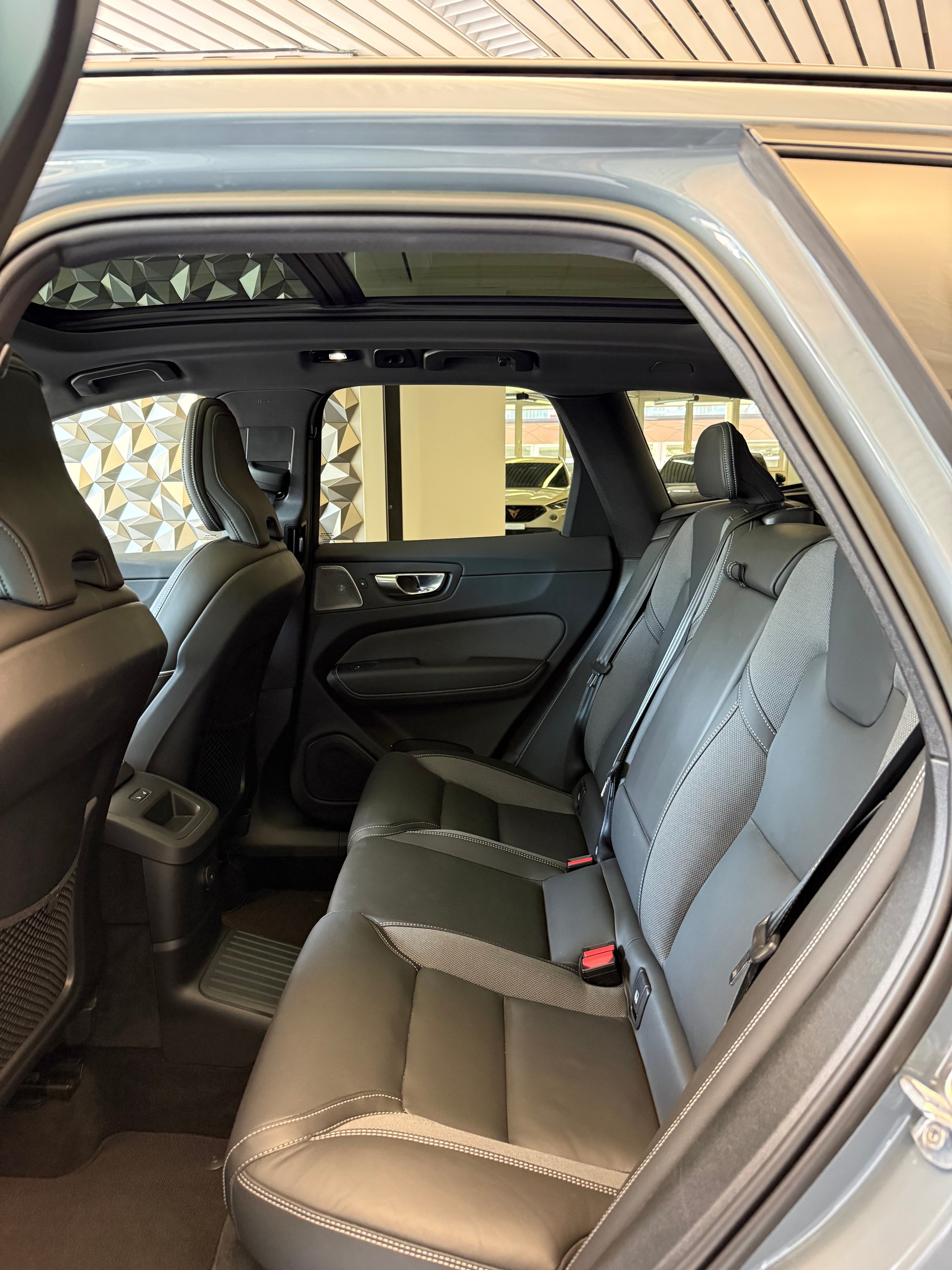 VOLVO XC60 T8 eAWD PluginHybrid Ultimate Dark Geartronic-image-6