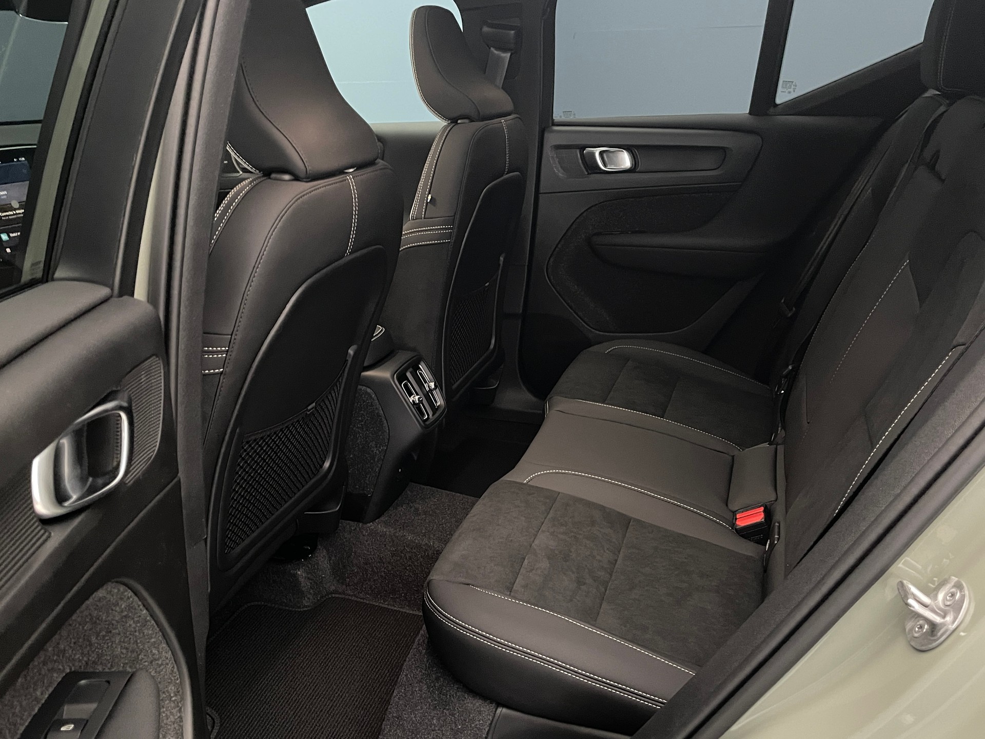 VOLVO XC40 2.0 B4 MH Ultra Dark-image-10