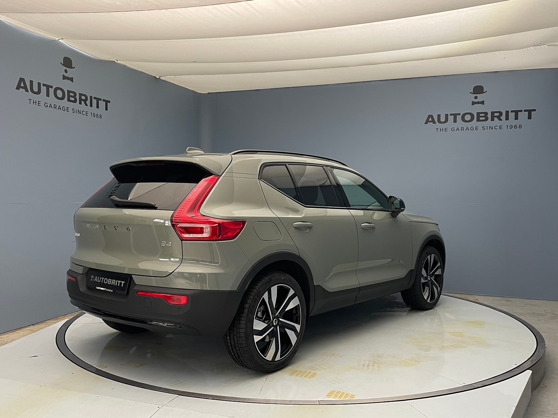 VOLVO XC40 2.0 B4 MH Ultra Dark-showroom-element-2