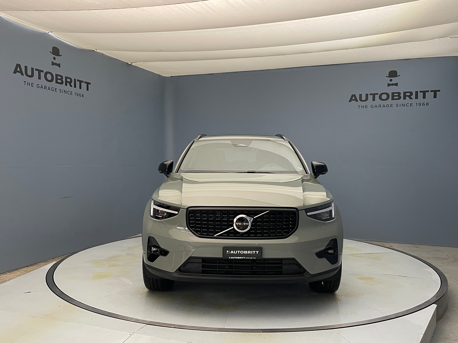 VOLVO XC40 2.0 B4 MH Ultra Dark-showroom-element-1