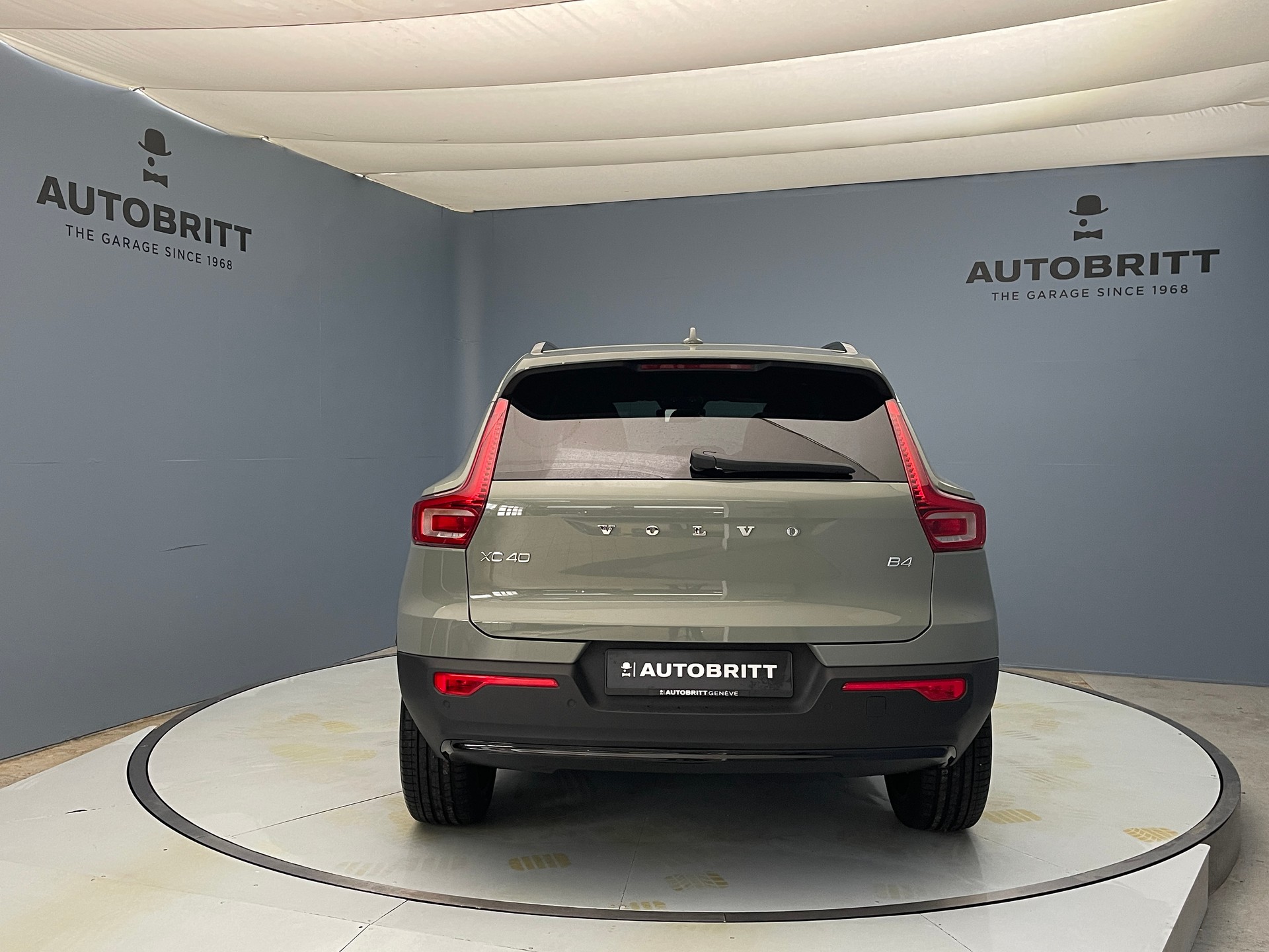 VOLVO XC40 2.0 B4 MH Ultra Dark-showroom-element-3
