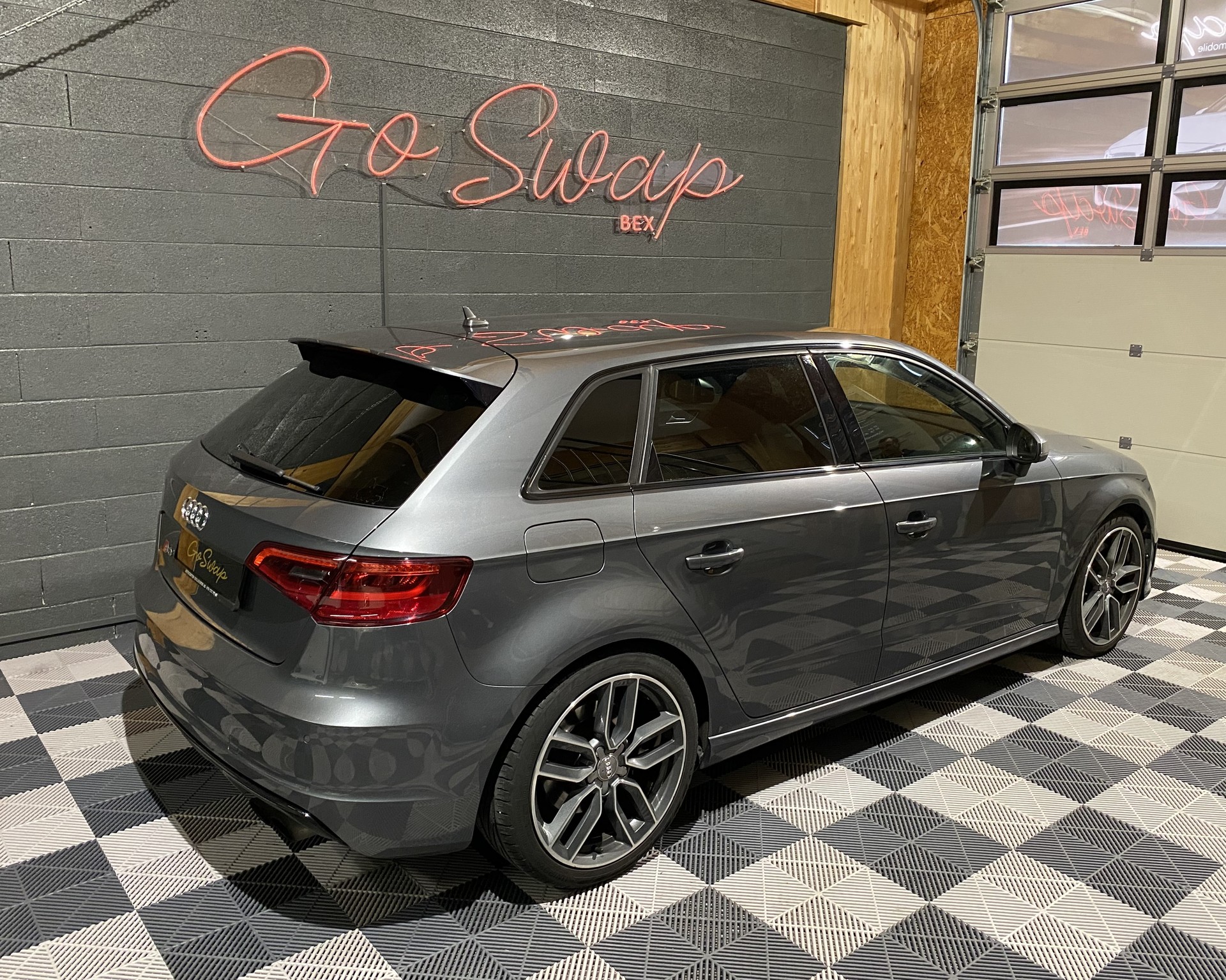 AUDI S3 Sportback 2.0 TFSI quattro S-tronic-showroom-element-3