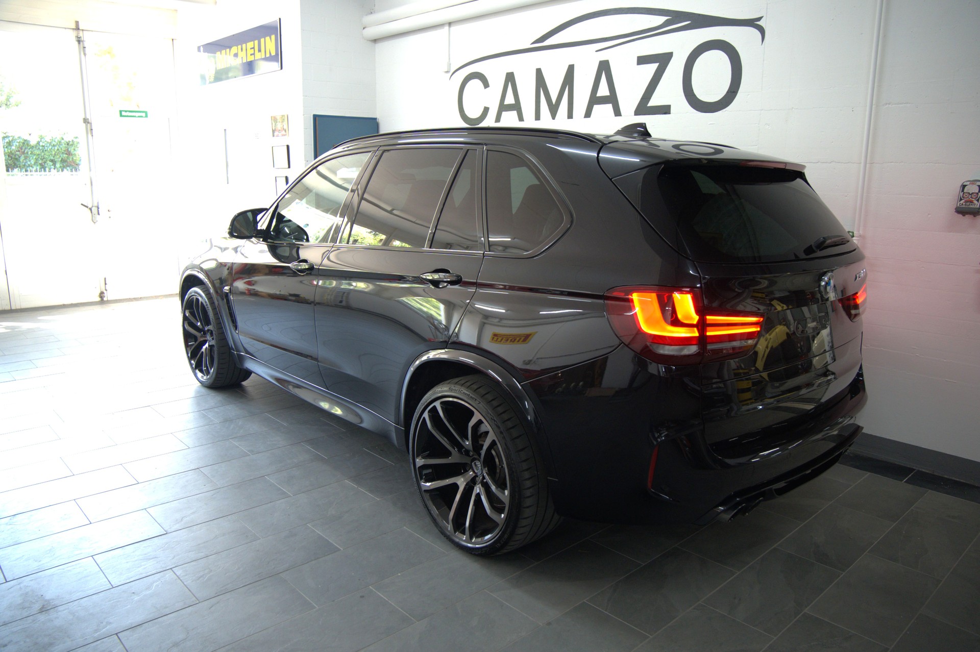 BMW X5M Steptronic-showroom-element-2