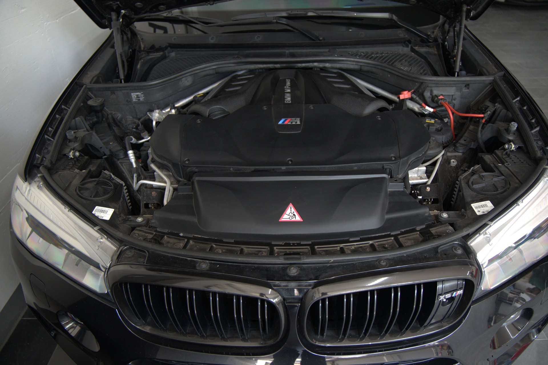 BMW X5M Steptronic-showroom-element-3