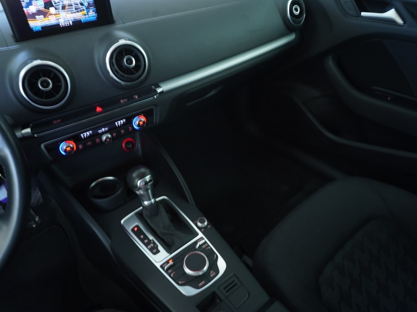 AUDI A3 Sportback 1.8 TFSI Ambition S-tronic-image-6