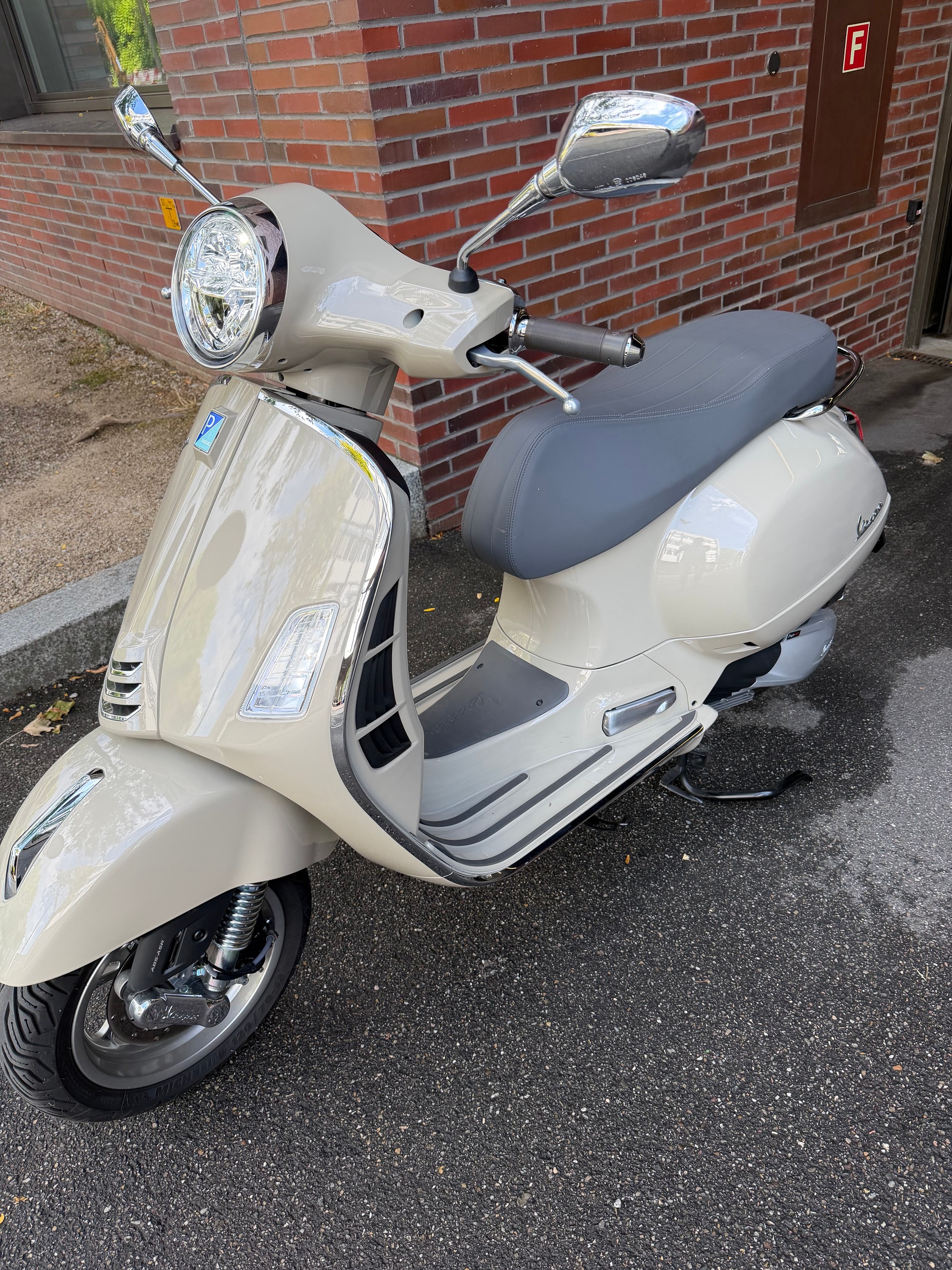PIAGGIO Vespa GTS 300 Super Tech ABS-image-2