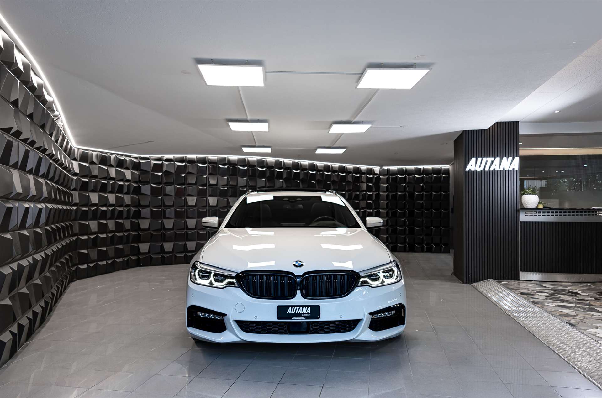 BMW 530i xDrive Touring Steptronic M-Paket-showroom-element-3