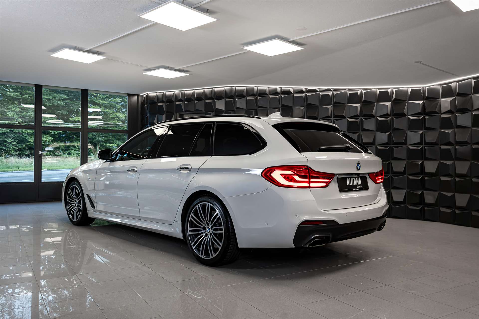 BMW 530i xDrive Touring Steptronic M-Paket-showroom-element-2