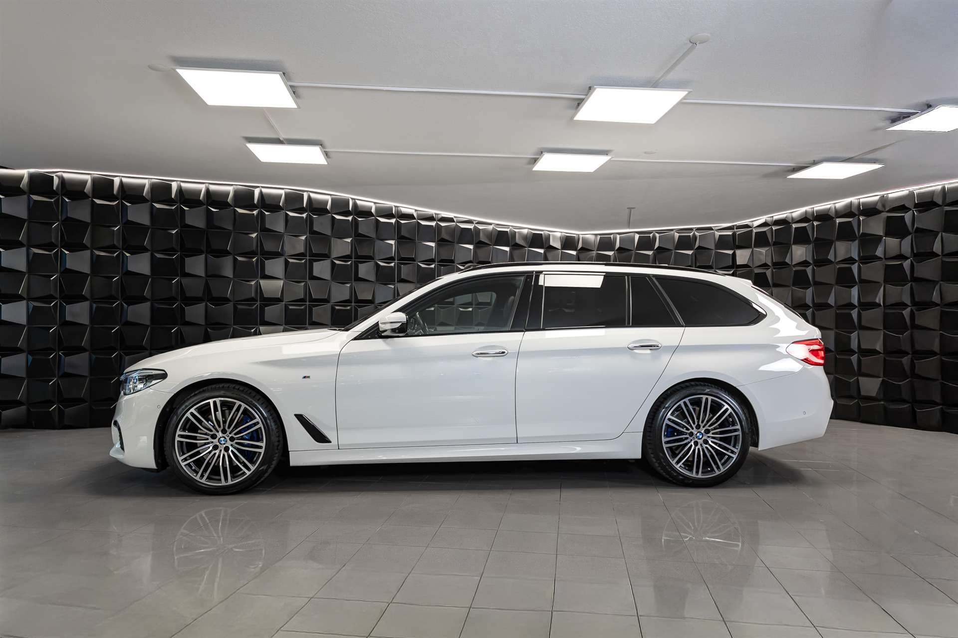 BMW 530i xDrive Touring Steptronic M-Paket-showroom-element-1