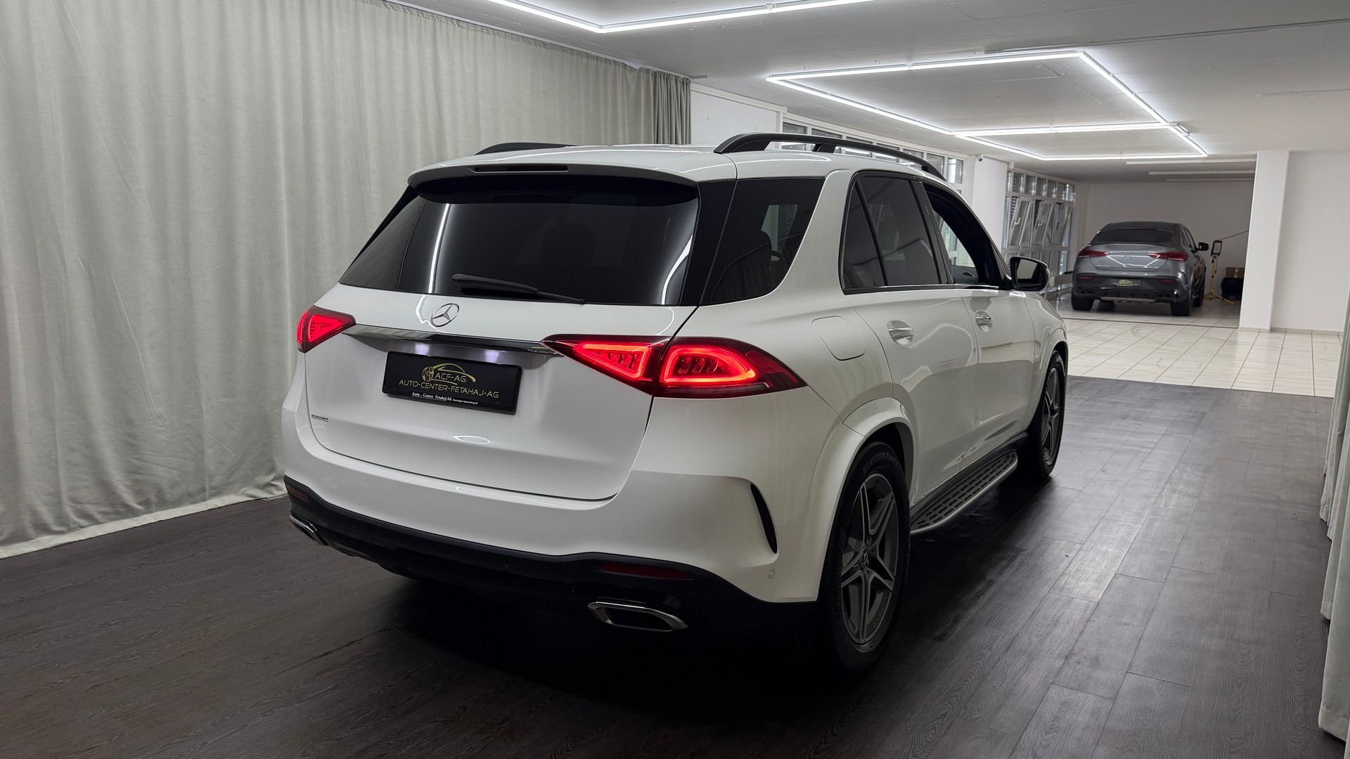 MERCEDES-BENZ GLE 300 d 4Matic AMG Line 9G-Tronic-showroom-element-3