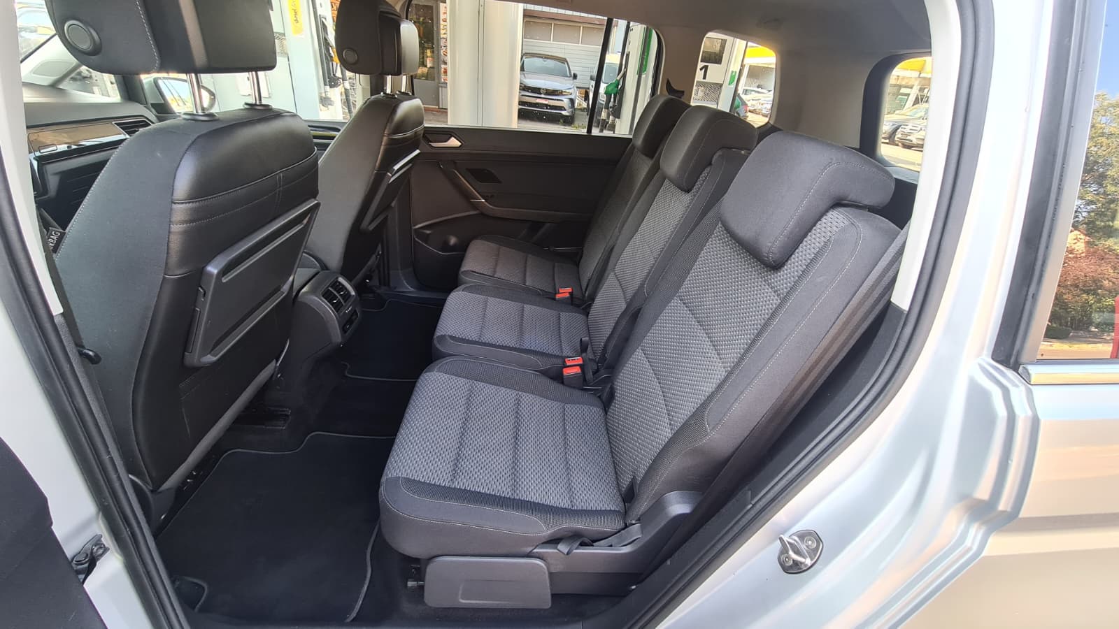VW Touran 2.0 TDI BlueMotion Technology Comfortline DSG ** Gr-Navi ** RF-Kamera ** Abstandsregelsysteme ** Sitzheizung ** Ab MFK **-image-18
