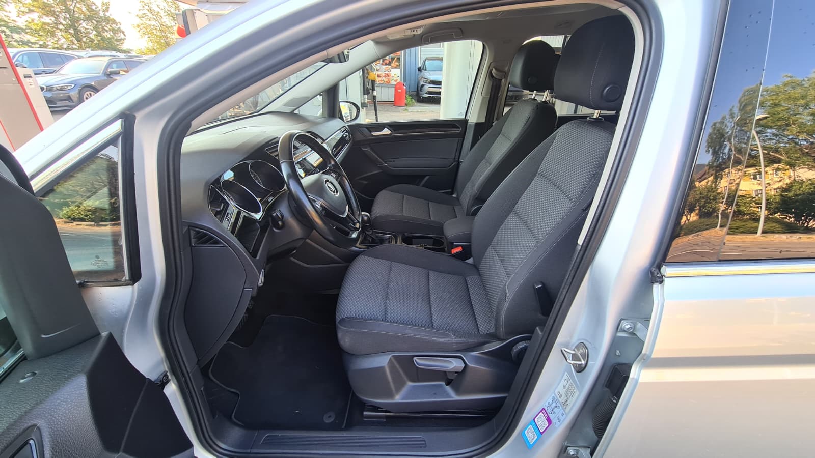 VW Touran 2.0 TDI BlueMotion Technology Comfortline DSG ** Gr-Navi ** RF-Kamera ** Abstandsregelsysteme ** Sitzheizung ** Ab MFK **-image-17