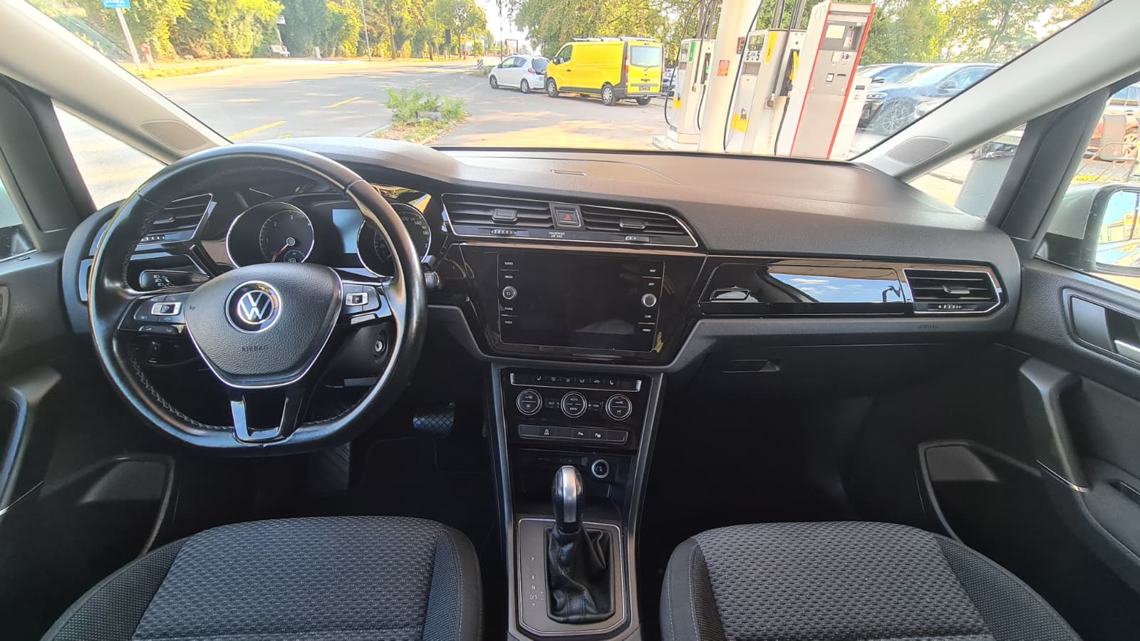 VW Touran 2.0 TDI BlueMotion Technology Comfortline DSG ** Gr-Navi ** RF-Kamera ** Abstandsregelsysteme ** Sitzheizung ** Ab MFK **-image-15