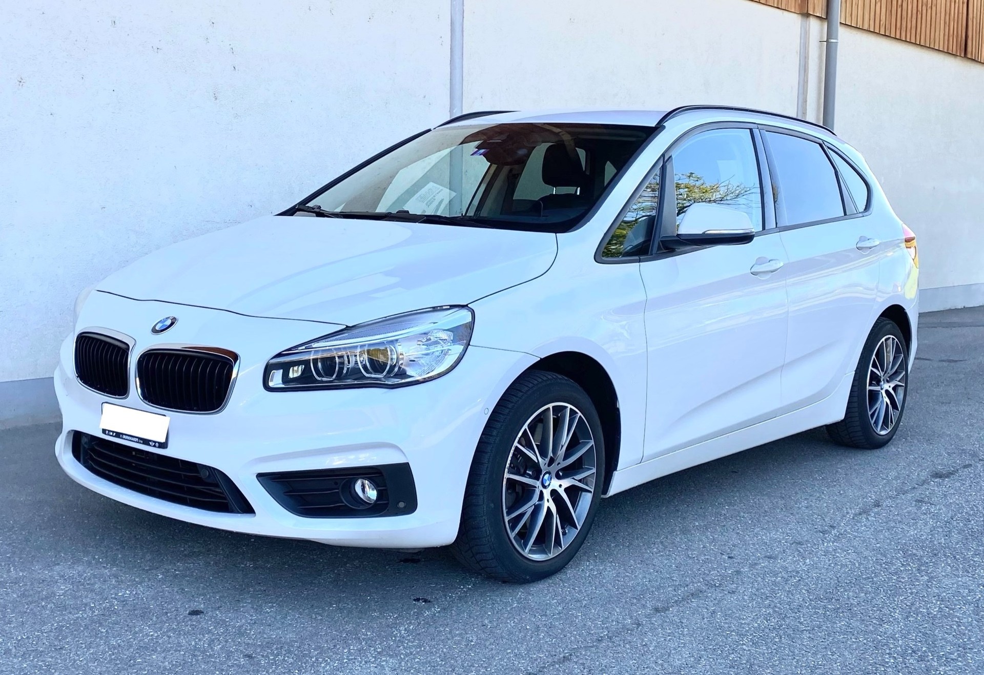 BMW 225i xDrive Active Tourer Steptronic-image-1