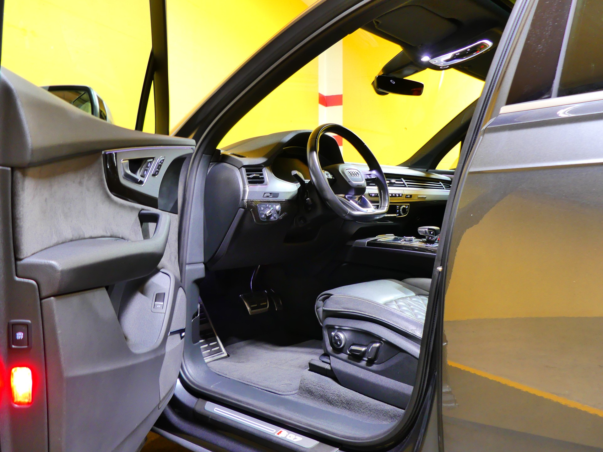 AUDI SQ7 4.0 TDI quattro tiptronic-image-8