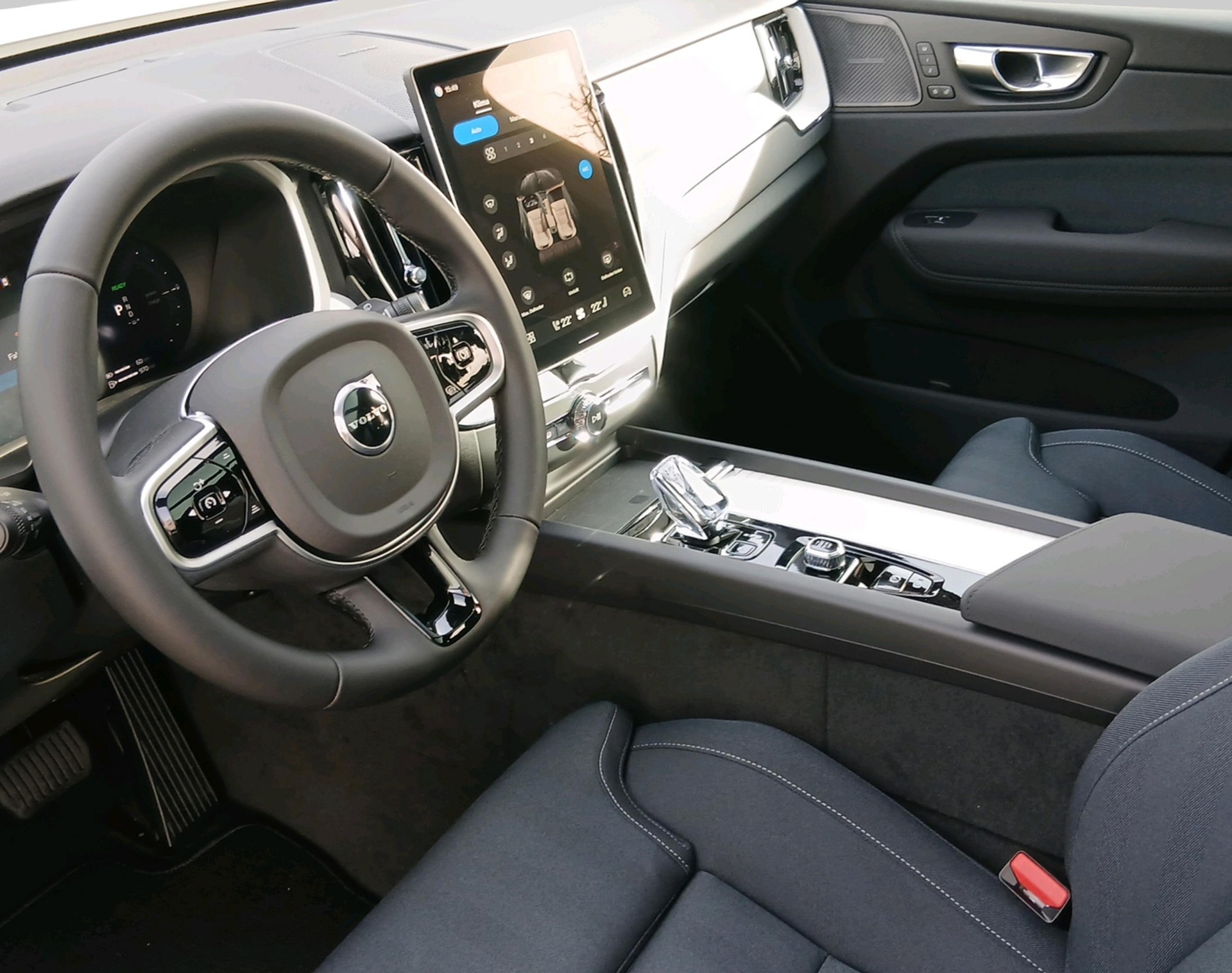 VOLVO XC60 2.0 T6 TE Plus Dark eAWD-showroom-element-3