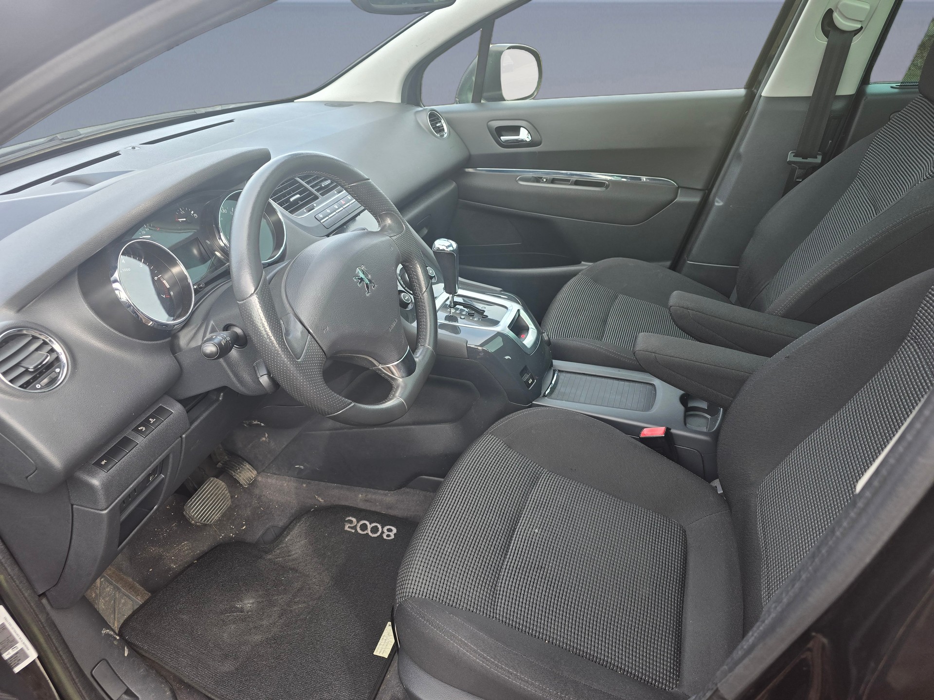 PEUGEOT 5008 1.6 16V T Allure Automatic-image-8