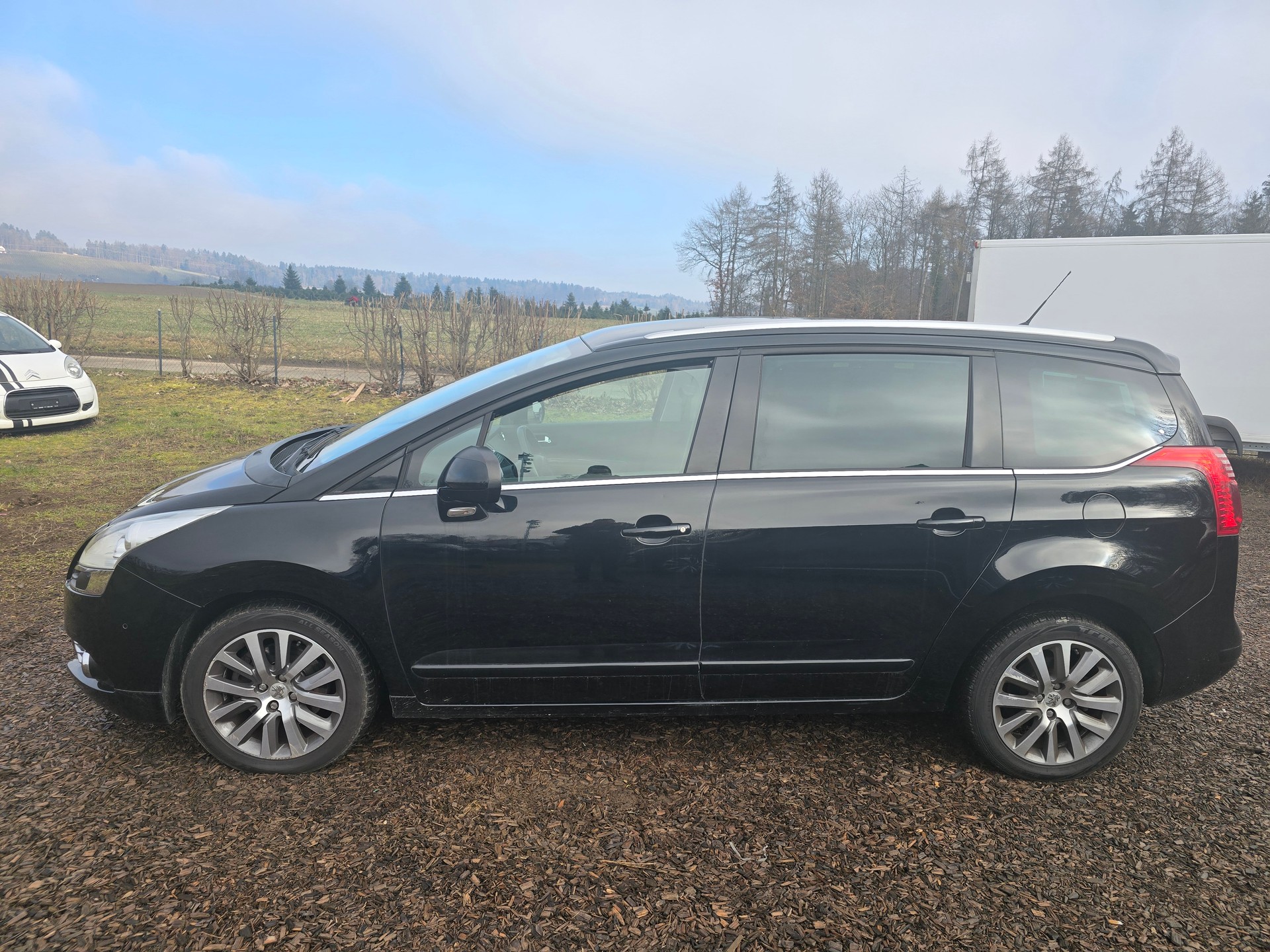 PEUGEOT 5008 1.6 16V T Allure Automatic-image-4