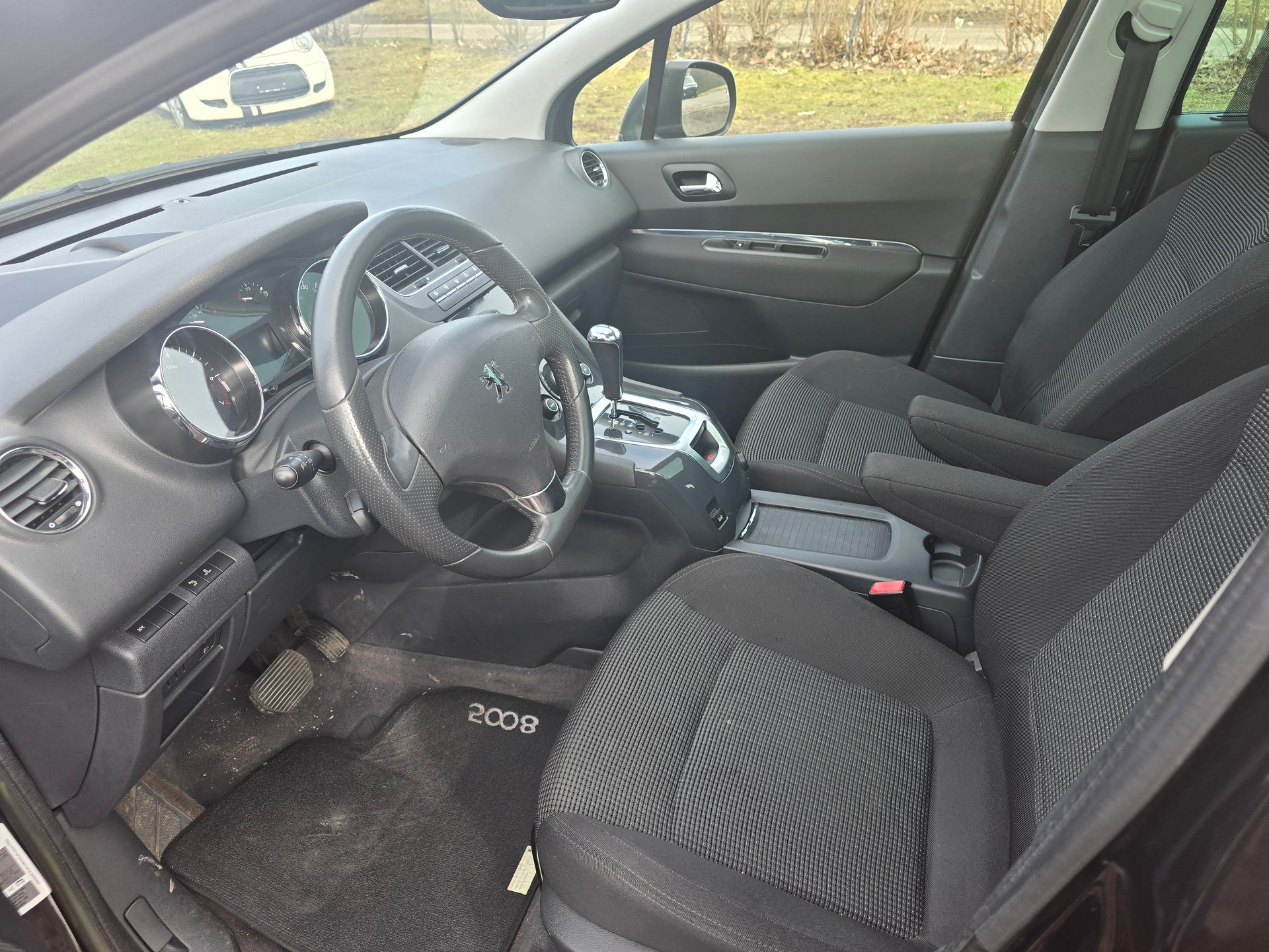 PEUGEOT 5008 1.6 16V T Allure Automatic-image-8