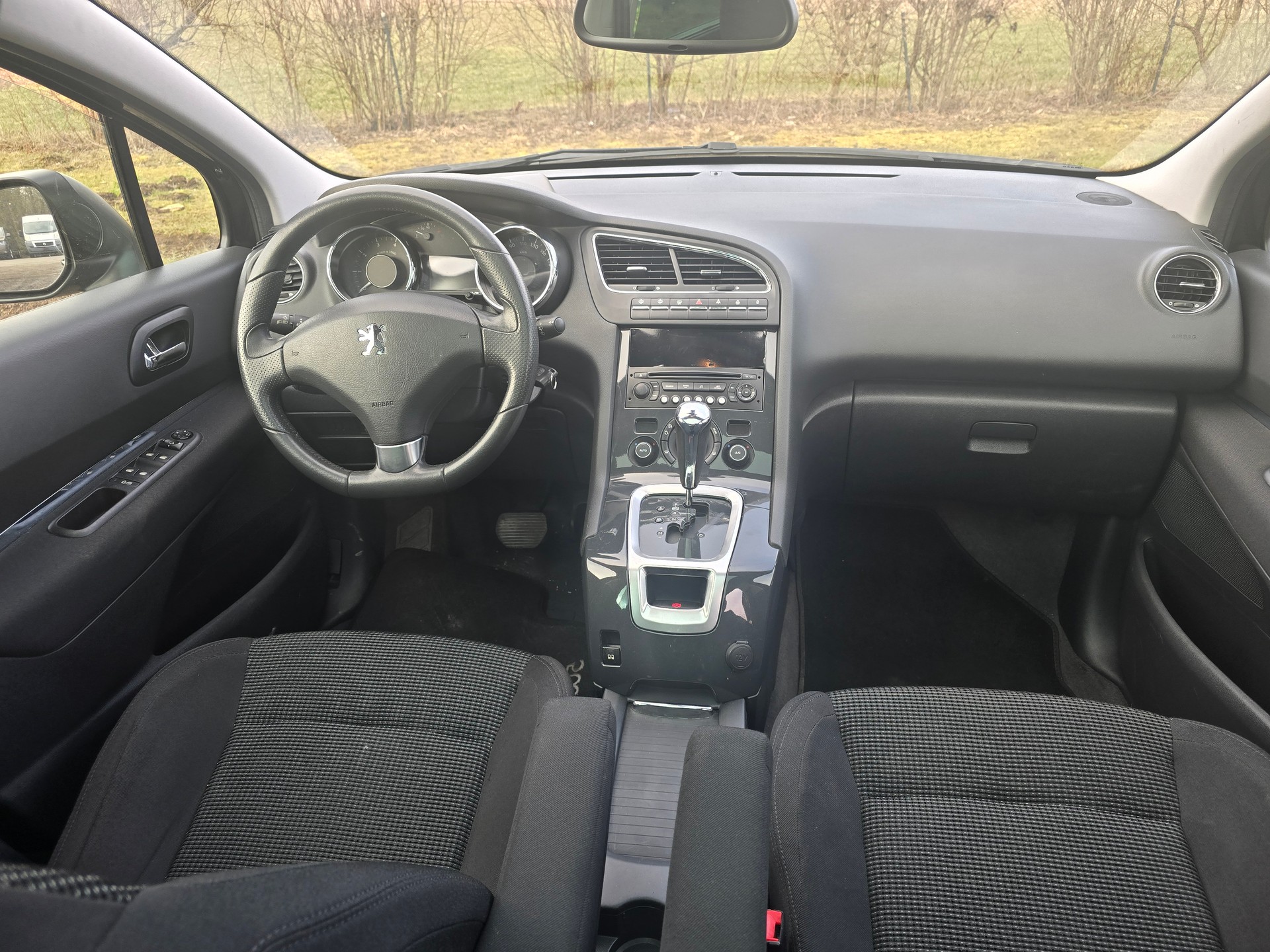 PEUGEOT 5008 1.6 16V T Allure Automatic-image-12