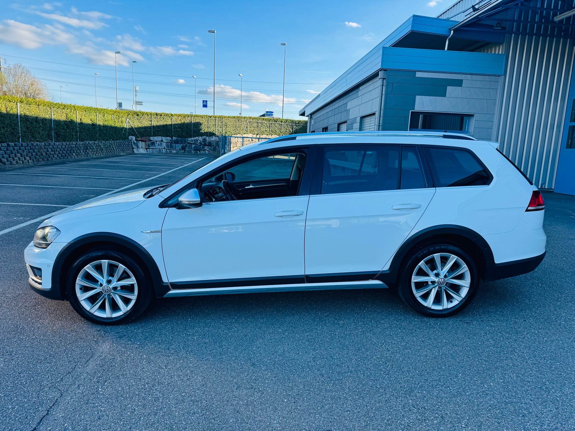 VW Golf 1.8 TSI Alltrack 4Motion-image-1