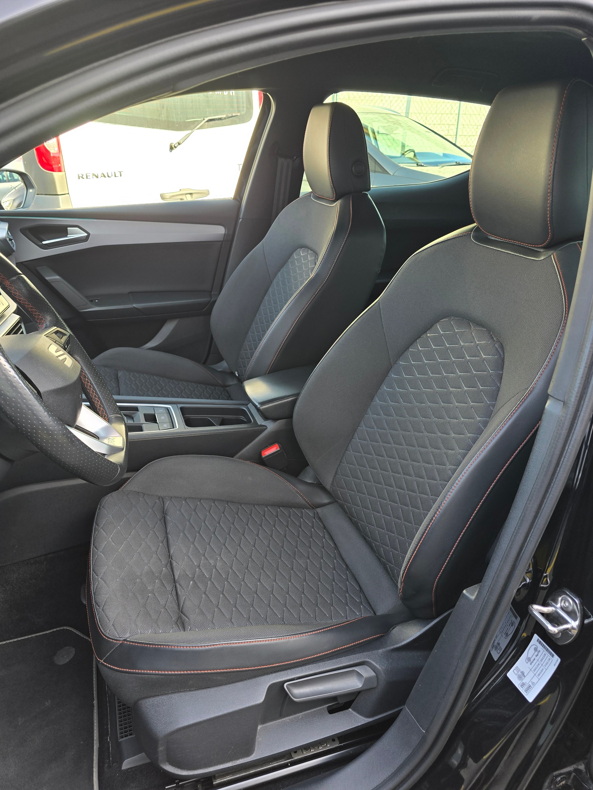 SEAT Leon 1.5 eTSI mHEV DSG FR-image-15