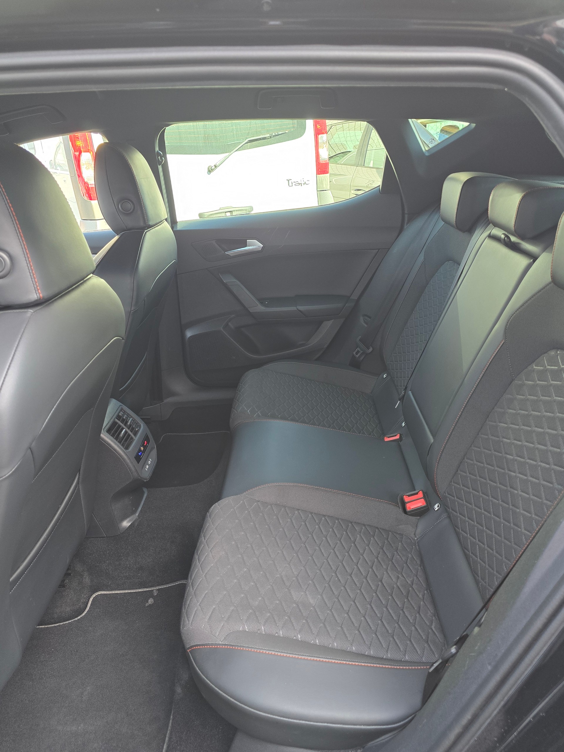 SEAT Leon 1.5 eTSI mHEV DSG FR-image-17