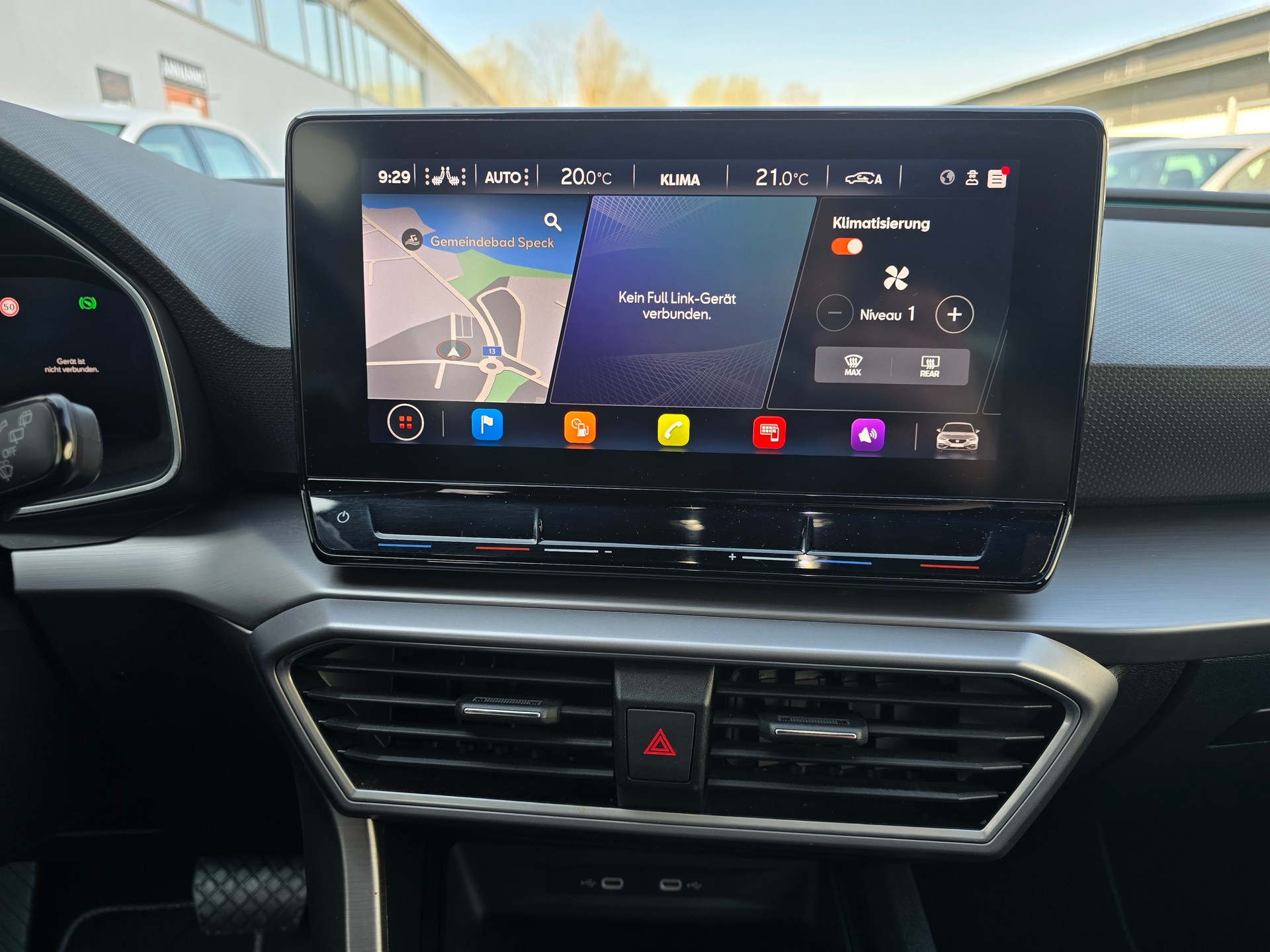 SEAT Leon 1.5 eTSI mHEV DSG FR-image-9
