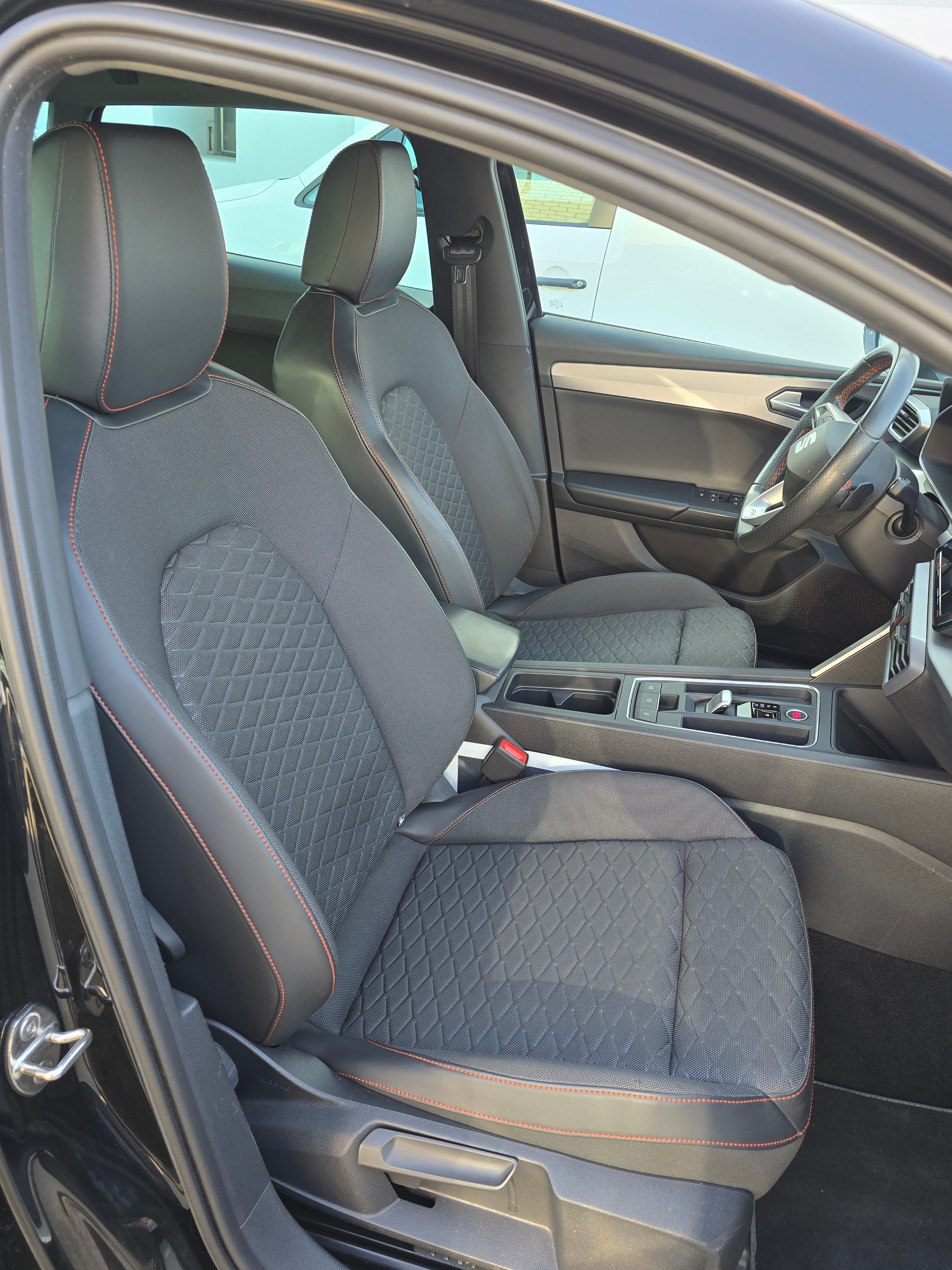 SEAT Leon 1.5 eTSI mHEV DSG FR-image-16