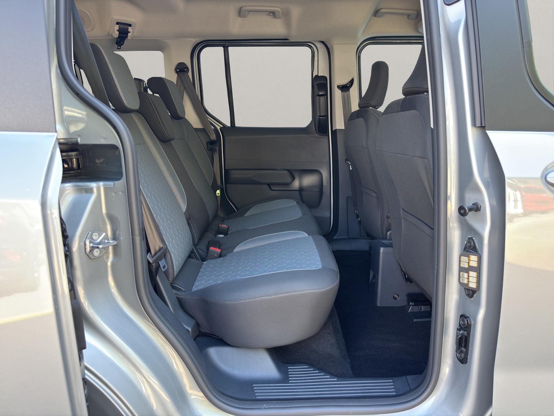 FORD E-Tourneo Courier Titanium Kombi 136 PS FWD-image-9