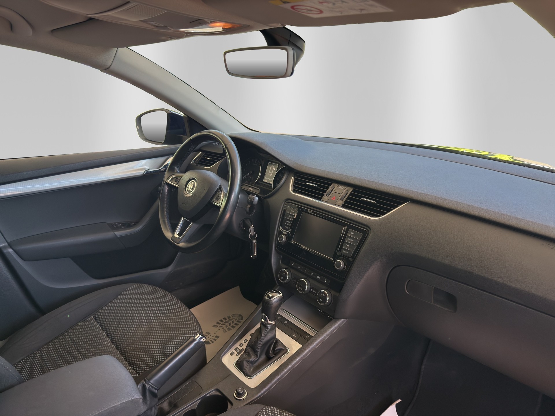 SKODA Octavia Combi 2.0 TDI Ambition 4x4 DSG-image-12